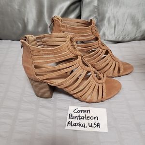 Reports size 5.5 sandals natural color